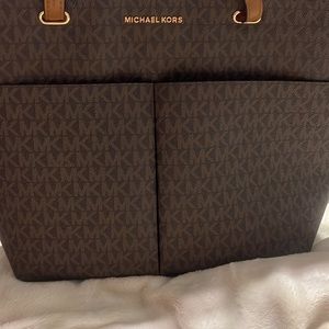 Mk tote bag good condition has multiple pockets. Is well-kept inside and outside